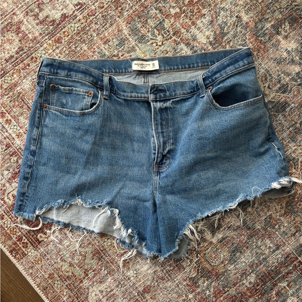 Abercrombie & Fitch The 4” Mom Short (High Rise)